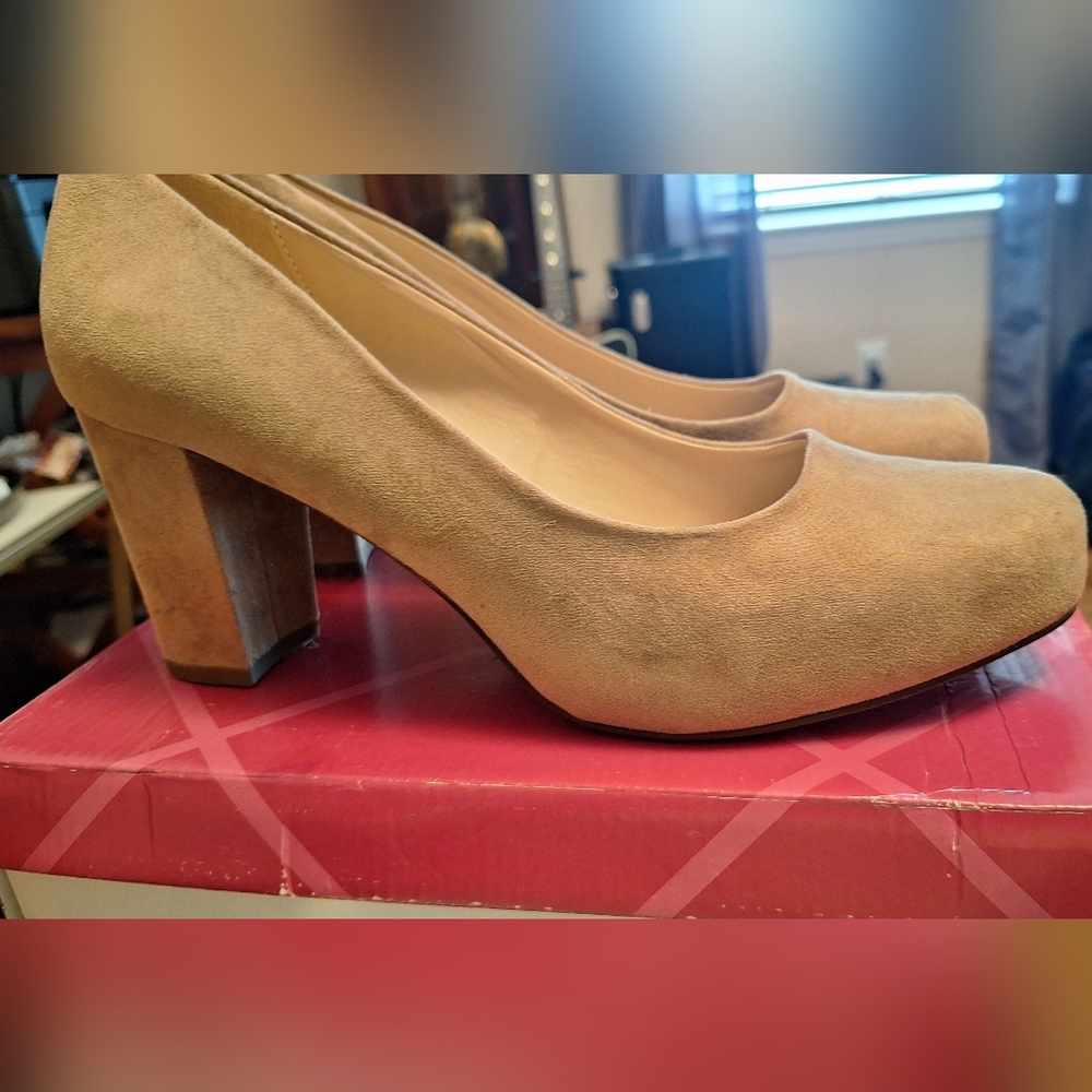 NEW Xappeal Classic Heels In The Color Olive Taupe, Size 11